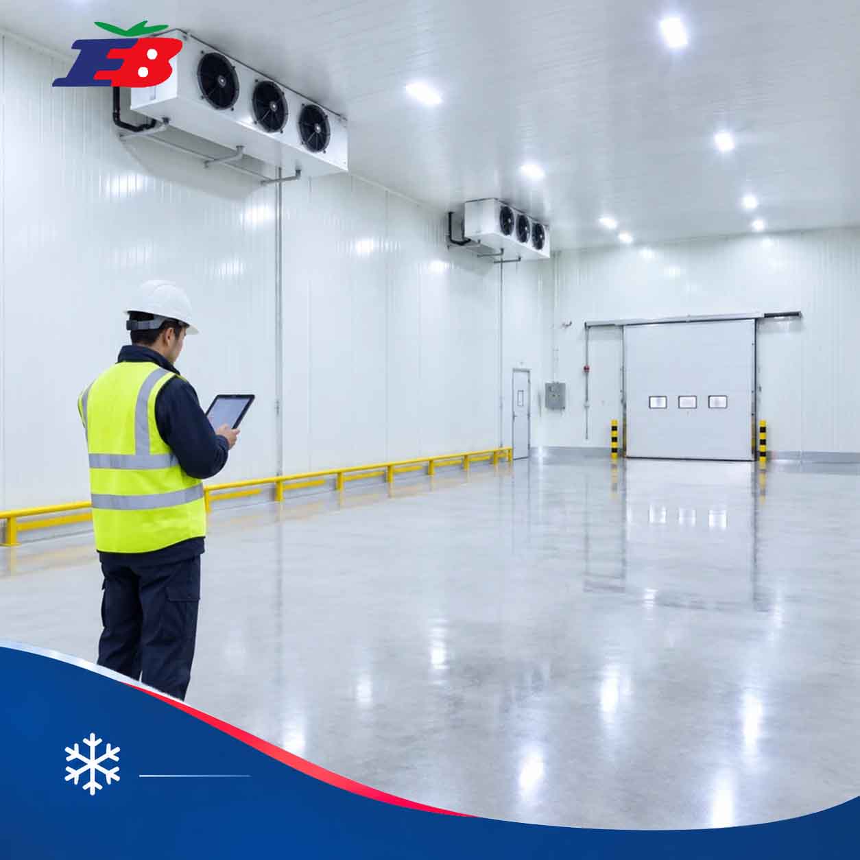 بازرسی تکنسین در سردخانه تکمیل&zwnj;شده صنعتی